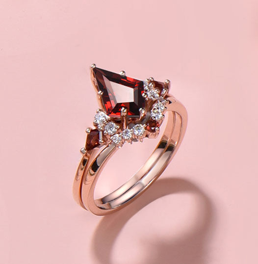Kite Cut Natural Garnet Moissanite Engagement Ring Set Red Gemstone Ring 10K Rose Gold January Birthstone Wedding Ring Vintage Promise Ring