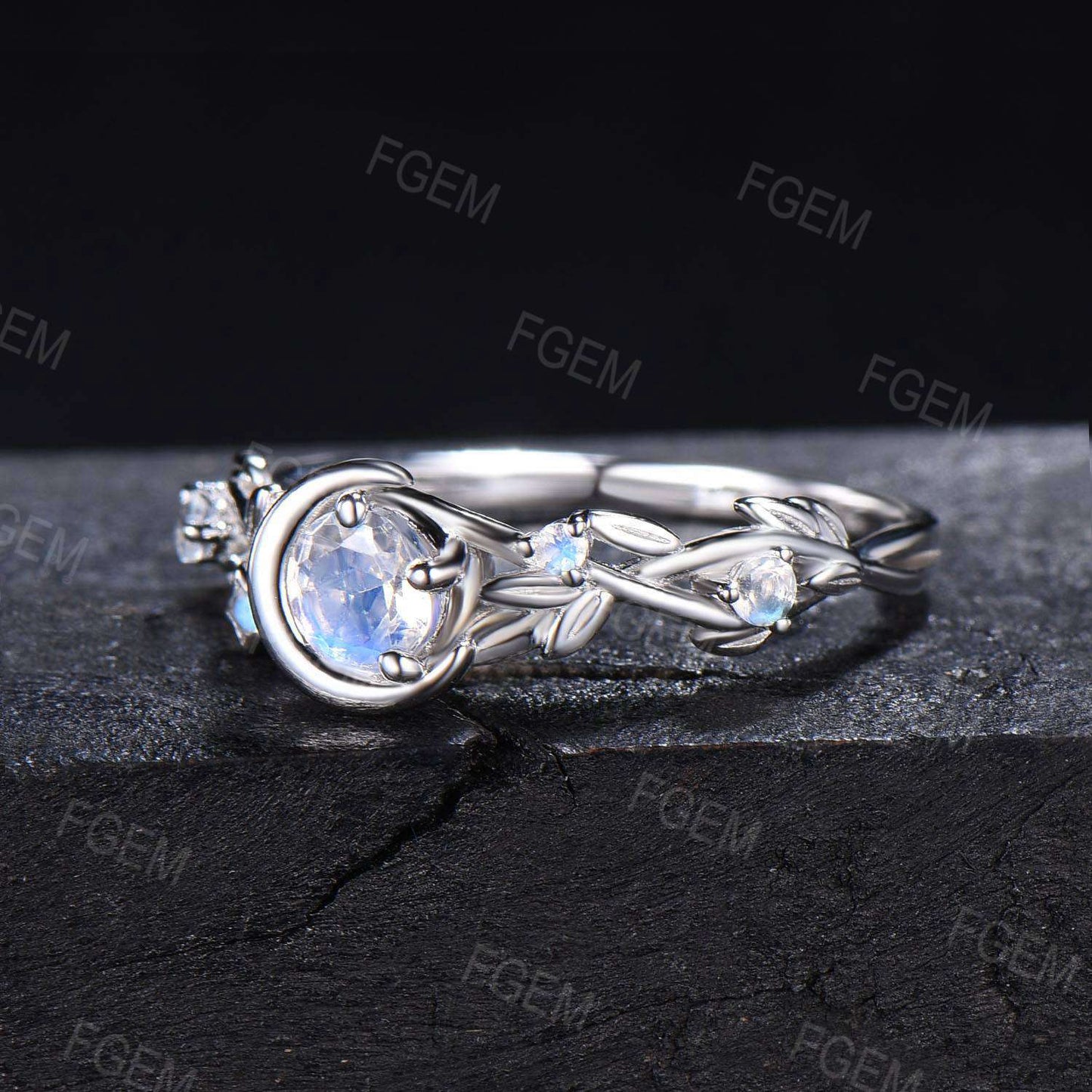 Nature Inspired Round Rainbow Moonstone Engagement Ring Natural Blue Crystal 5mm Moon Star Design Moonstone Wedding Ring Propose Women Gifts