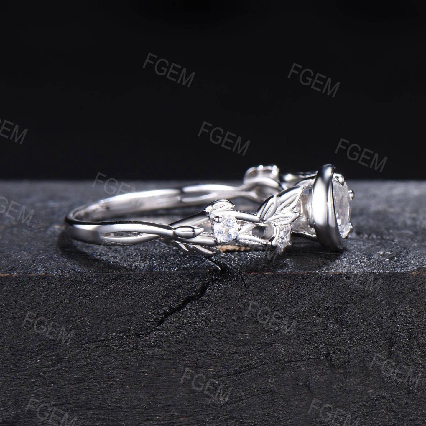 Nature Inspired Round Rainbow Moonstone Engagement Ring Natural Blue Crystal 5mm Moon Star Design Moonstone Wedding Ring Propose Women Gifts