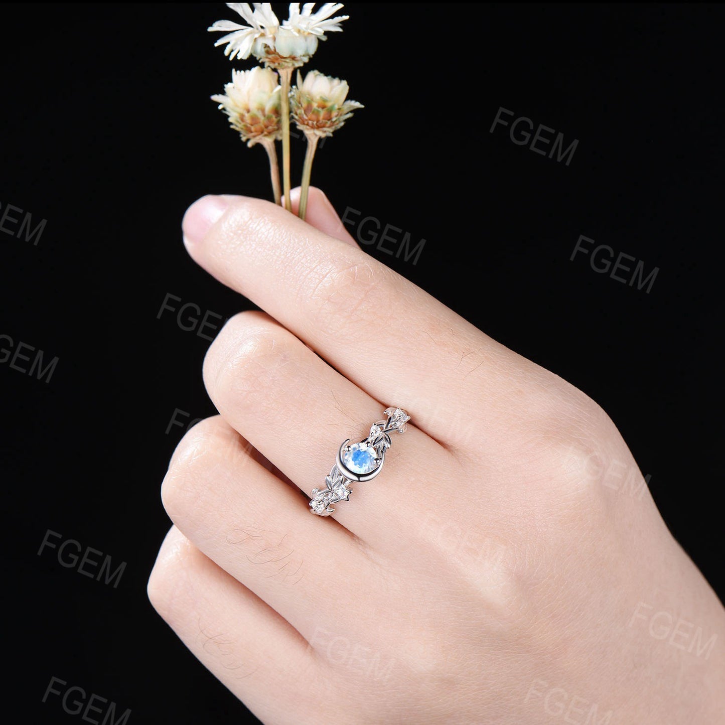 Nature Inspired Round Rainbow Moonstone Engagement Ring Natural Blue Crystal 5mm Moon Star Design Moonstone Wedding Ring Propose Women Gifts