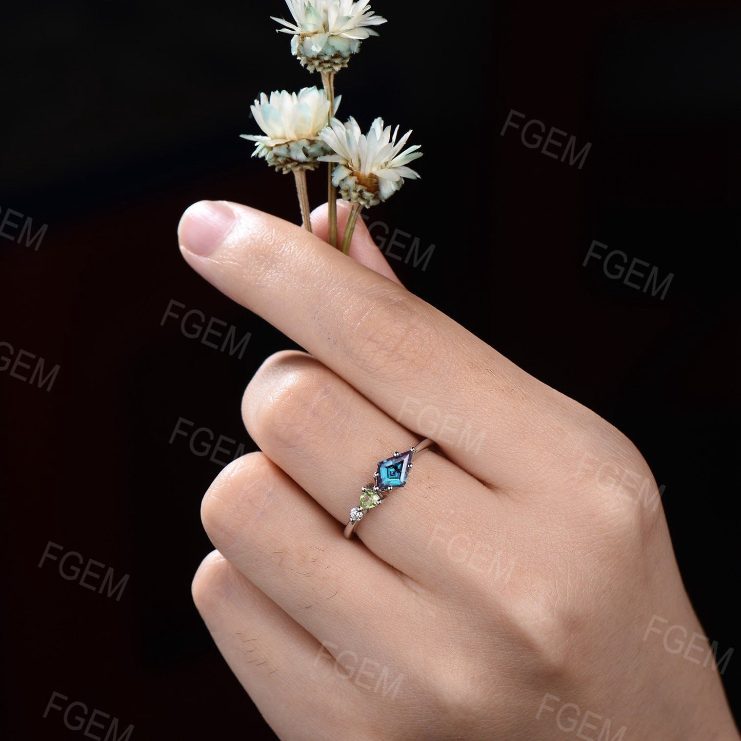 Unique Minimalist Kite Cut Color-Change Alexandrite Promise Ring Dainty Peridot Moissanite Ring June Birthstone Wedding Ring Birthday Gifts