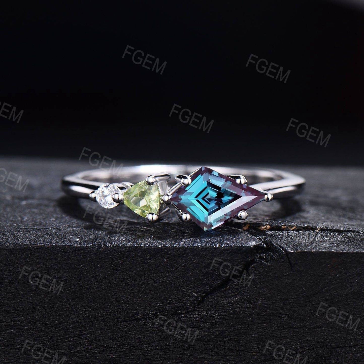 Unique Minimalist Kite Cut Color-Change Alexandrite Promise Ring Dainty Peridot Moissanite Ring June Birthstone Wedding Ring Birthday Gifts