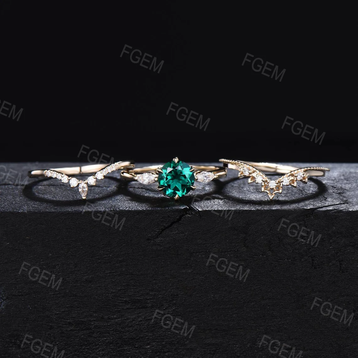 3pcs 1ct Round Green Emerald Engagement Ring Set May Birthstone Wedding Ring Three Stone Emerald Promise Ring Moissanite Curved Wedding Band